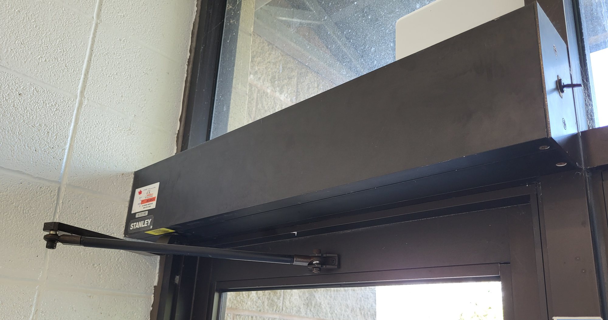 Surface-mounted commercial door closer leaking hydraulic fluid